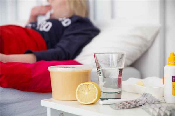 Основными симптомами вируса Коксаки называют высокую температуру, сыпь во рту и на конечностях (ногах и руках)