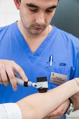 Химическая деструкция новообразования кожи