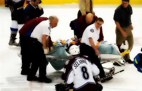 Хоккеиста уносят с поля.