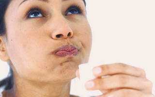 Девушка полоскает рот