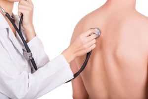 врач слушает легкие