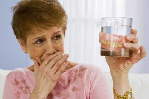 Пример того, как хранить зубные протезы