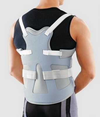 После удаления грыжи поясничного отдела позвоночника необходимо носить специальный корсет, сохраняющий позвоночник в правильном положении