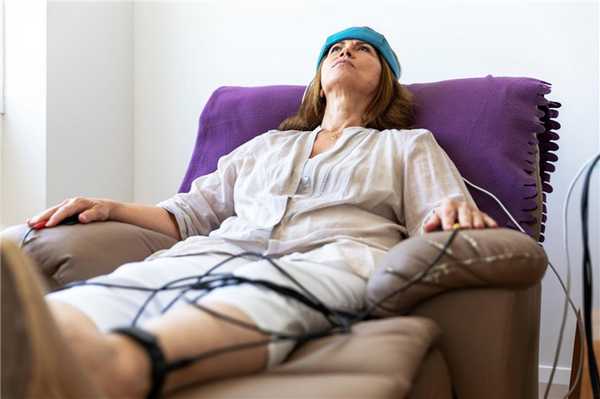 Женщина проходит процедуру БОС, лежа в кресле