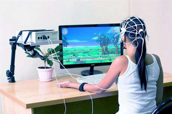 Девушка проходит сеанс лечения методом БОС, биологической обратной связи