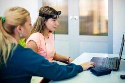 Девушка на сеансе БОС