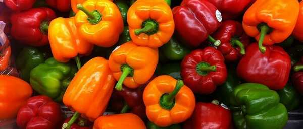 Красный, желтый и зеленый перец