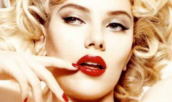 Блондинка с красными губами