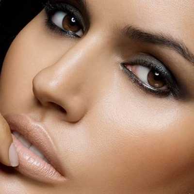 Блондинка с карими глазами