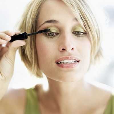 Блондинка с зелеными глазами