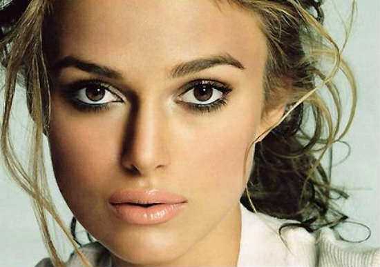 Блондинка с карими глазами