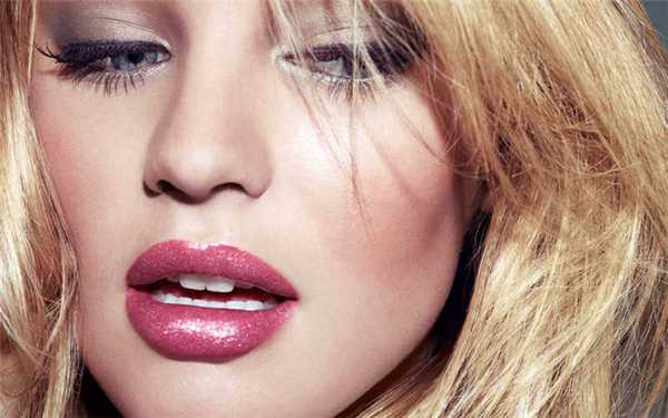 Блондинка с голубыми глазами