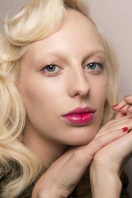 макияж с вишневой помадой