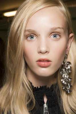 макияж с персиковой помадой