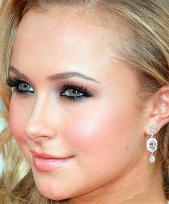 Блондинка с зелеными глазами