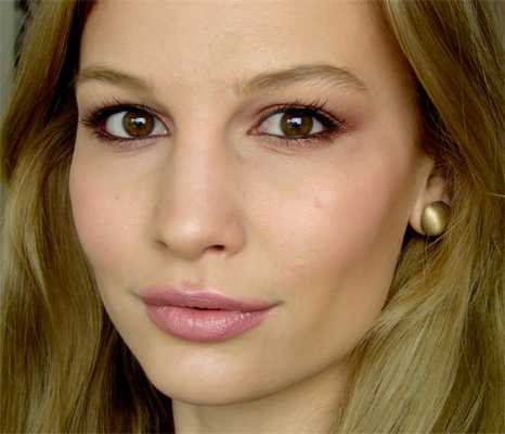 Блондинка с карими глазами