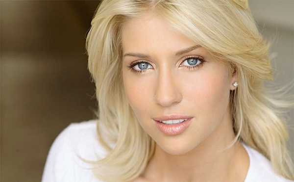 Блондинка с легким макияжем