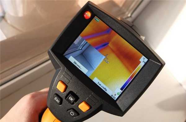 Обследование окна тепловизором для выявления сквозняка в квартире