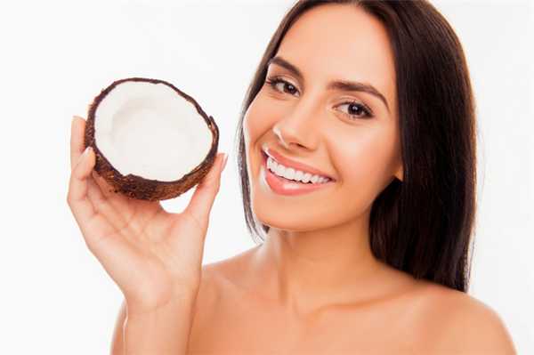 Девушка позирует с половинкой кокоса