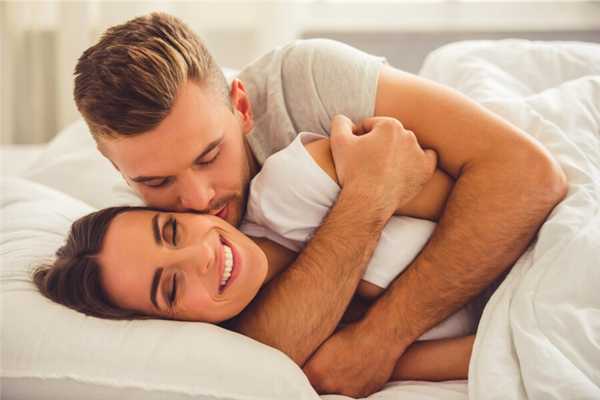 пара обнимается в постели