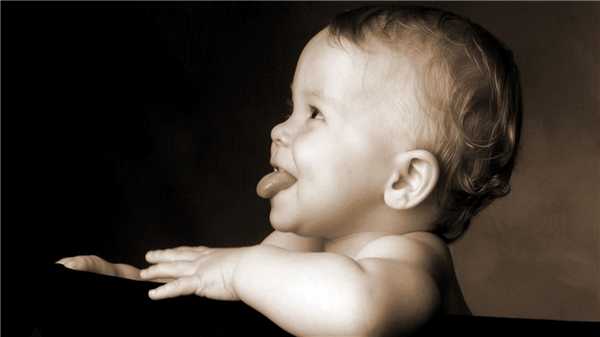 Почему у ребенка черный язык