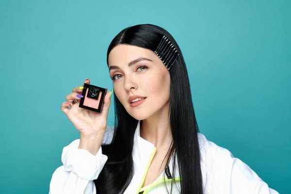 Девушка с румянами