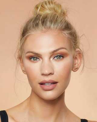 Девушка с нюдовым макияжем