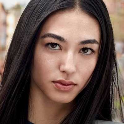 Девушка с макияжем в стиле нюд