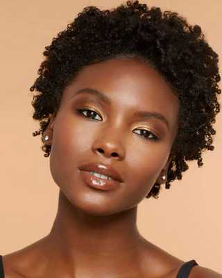 Девушка с вечерним макияжем