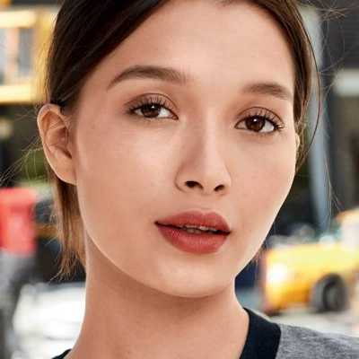 Девушка с дневным макияжем