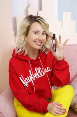 Девушка с тушью