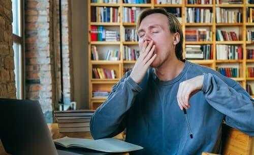 Юноша устал и хочет спать