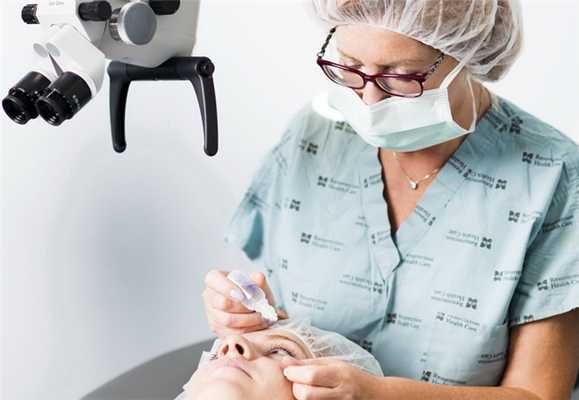 офтальмолог закапывает глаза
