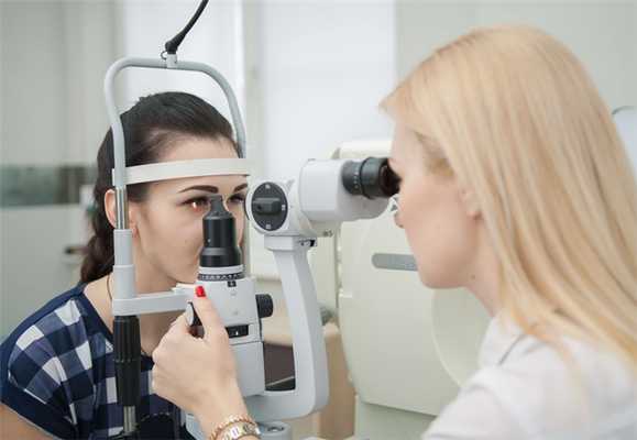 проверка зрения у офтальмолога
