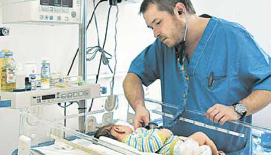 Врач осматривает ребенка