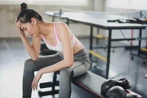 Женщина с мышечной головной болью