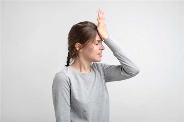 Девушка держится ладонью за лоб, что-то с памятью