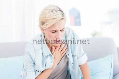 Женщине трудно дышать