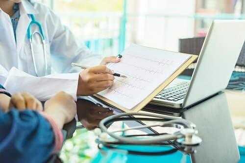 Врач оценивает записанную ЭКГ