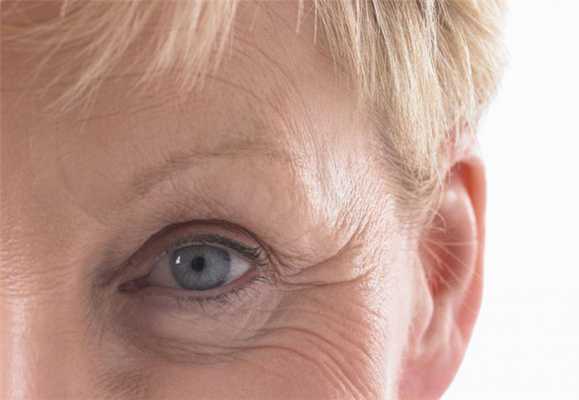 глаз человка за 70