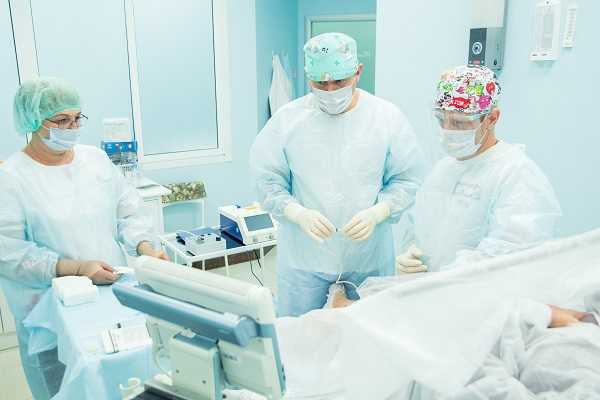 Флебологи Семенов А.Ю. и Калачев проводят Тотальную ЭВЛК вен