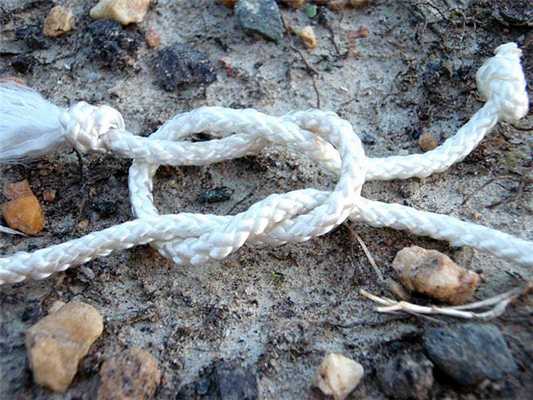 Прямой узел используется для связывания верёвок одинакового диаметра