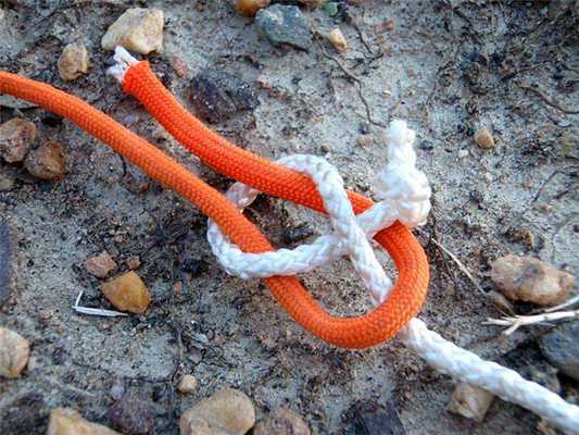 Шкотовый узел служит для связывания двух свободных концов различных веревок