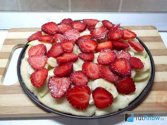 На тесто выложены клубника