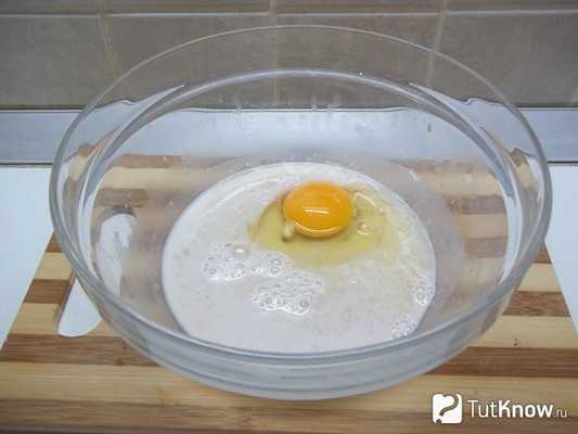 К молоку добавлено яйцо