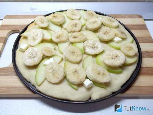 На тесто выложены бананы