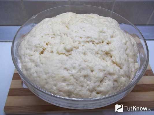 Замешанное тесто оставляет в теплом месте, чтобы подошла опара