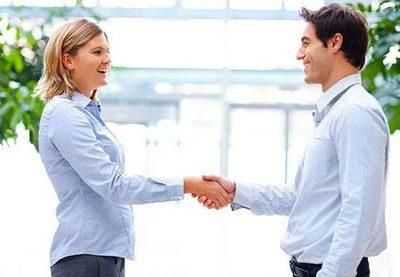 Люди здороваются