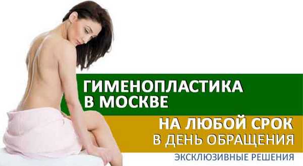 Восточная женщина сидит, закутанная в розовое полотенце