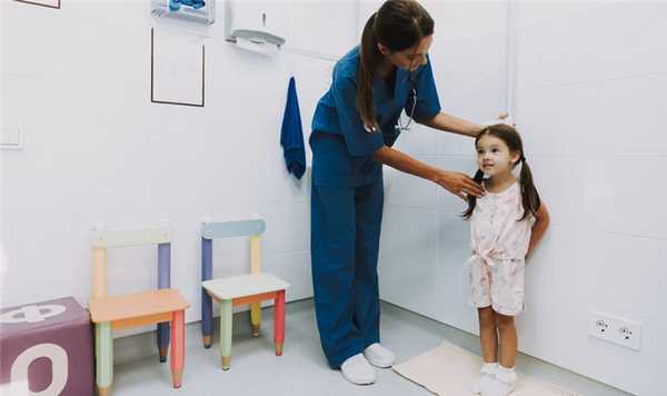 Девочки с первого года жизни должны посещать профилактические осмотры